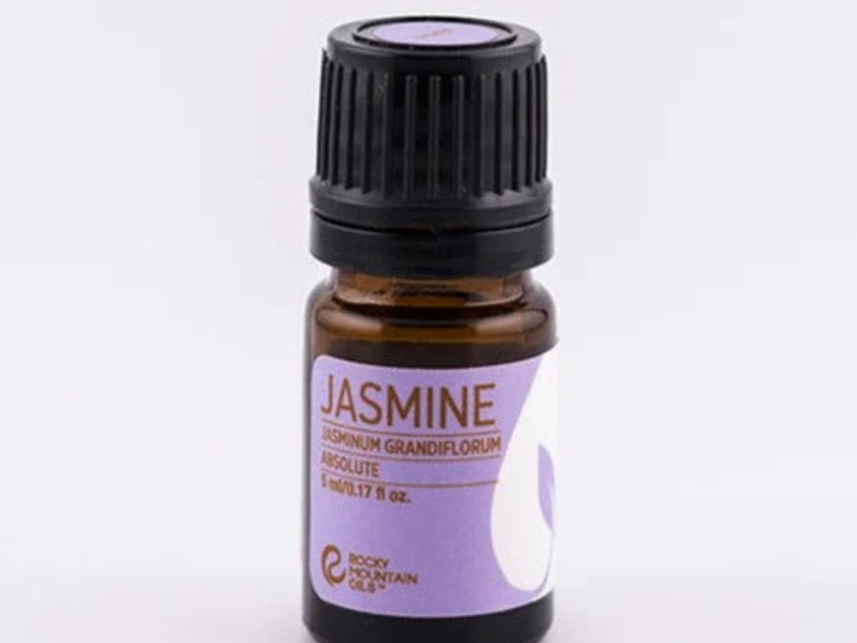 How Does Jasmine Essential Oil Benefit You and Your Routine?